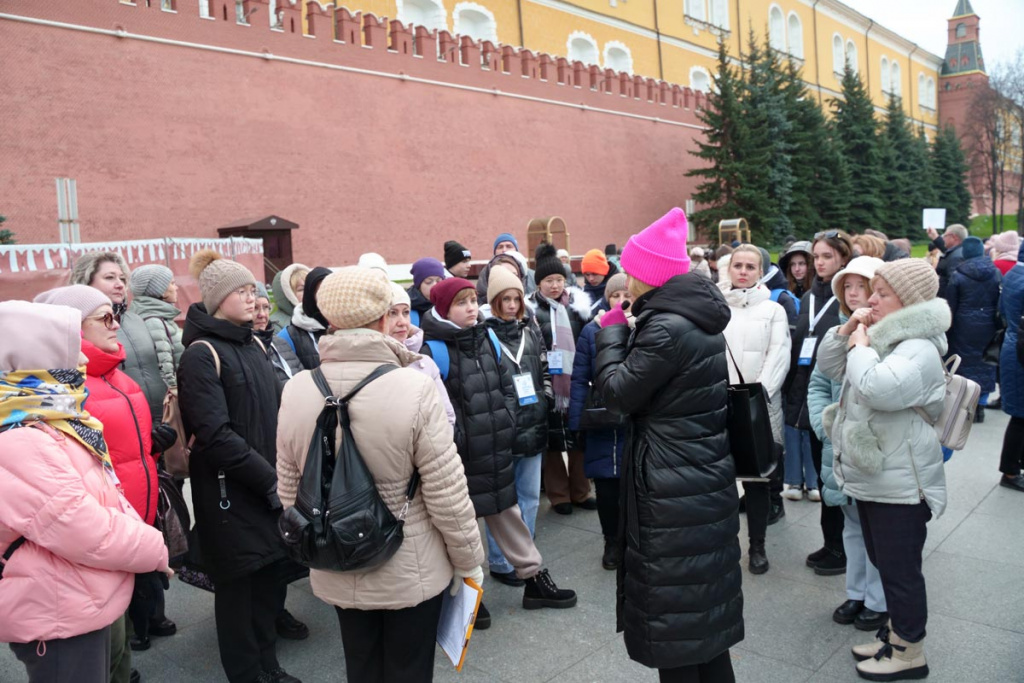 Дети на экскурсии у Вечного огня
